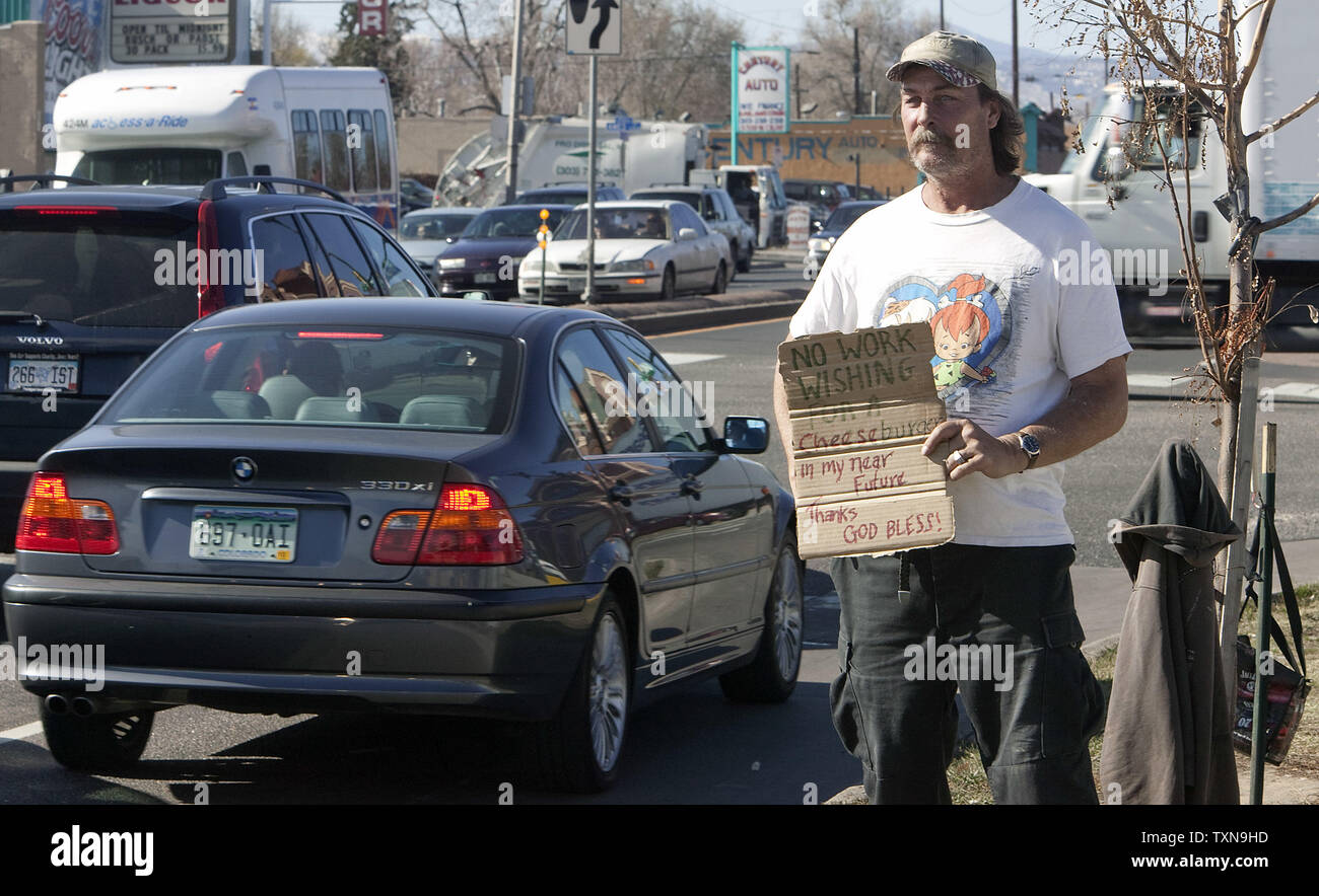 Un uomo di famiglia e proprietario di casa panhandles ancora dopo il solo in grado di trovare lavoro 2-3 giorni una settimana a Denver il 6 novembre 2009. Il tasso di disoccupazione ha colpito 10.2%, la prima volta che ha superato il 10 per cento dal 1983. UPI/Gary Caskey C. Foto Stock
