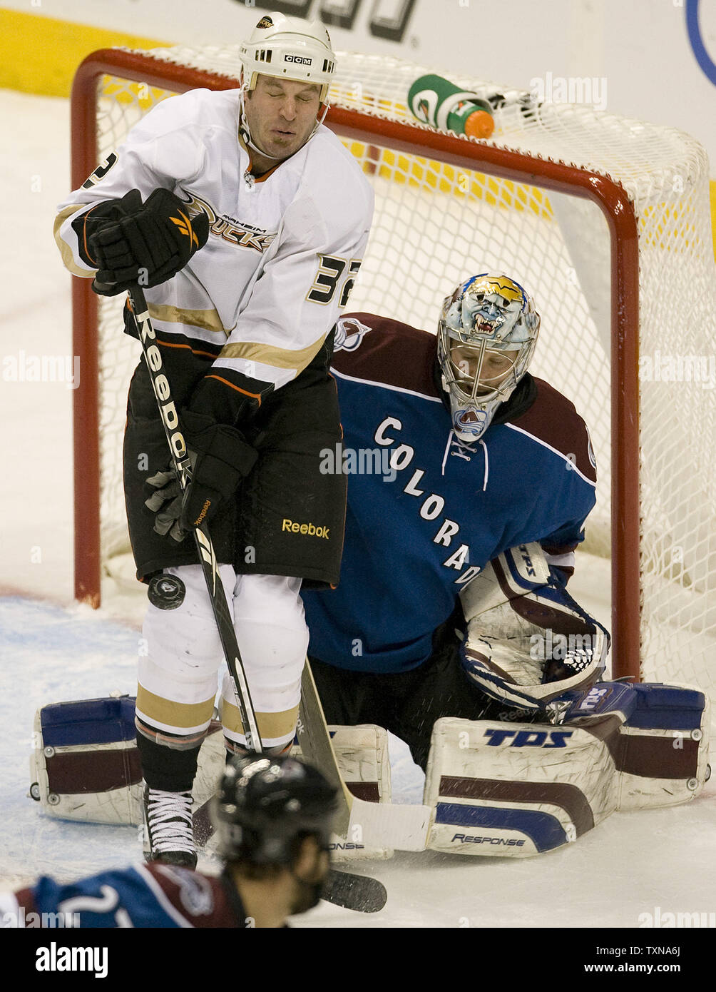Anaheim Ducks lasciate ala Kyle Calder ((L) tenta di deviare shot passato Colorado Avalanche goalie Craig Anderson durante il primo periodo presso il Pepsi Center di Denver sul dicembre 22, 2009. UPI/Gary C. Caskey... Foto Stock