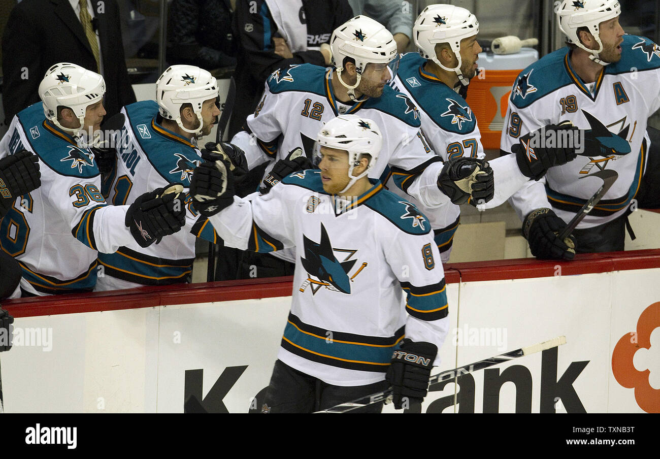 San Jose Sharks center Joe Pavelski riceve le congratulazioni dai suoi compagni di squadra dopo il punteggio contro il Colorado Avalanche durante il primo peirod nel gioco sei del NHL quarterfinal playoffs presso il Pepsi Center il 24 aprile 2010 a Denver. San Jose conduce Colorado 3-2 nella serie. UPI/Gary Caskey C. Foto Stock
