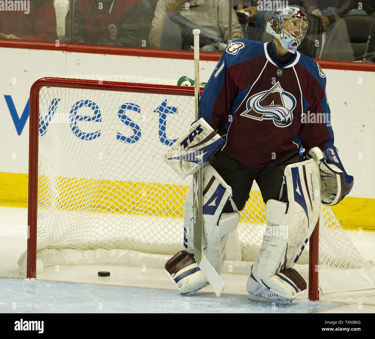 Colorado Avalanche goalie Craig Anderson si allontana dalla rete dopo San Jose Sharks center Joe Pavelski rigata durante il primo periodo del gioco sei del NHL quarterfinal playoffs presso il Pepsi Center il 24 aprile 2010 a Denver. San Jose conduce Colorado 3-2 nella serie. UPI/Gary Caskey C. Foto Stock