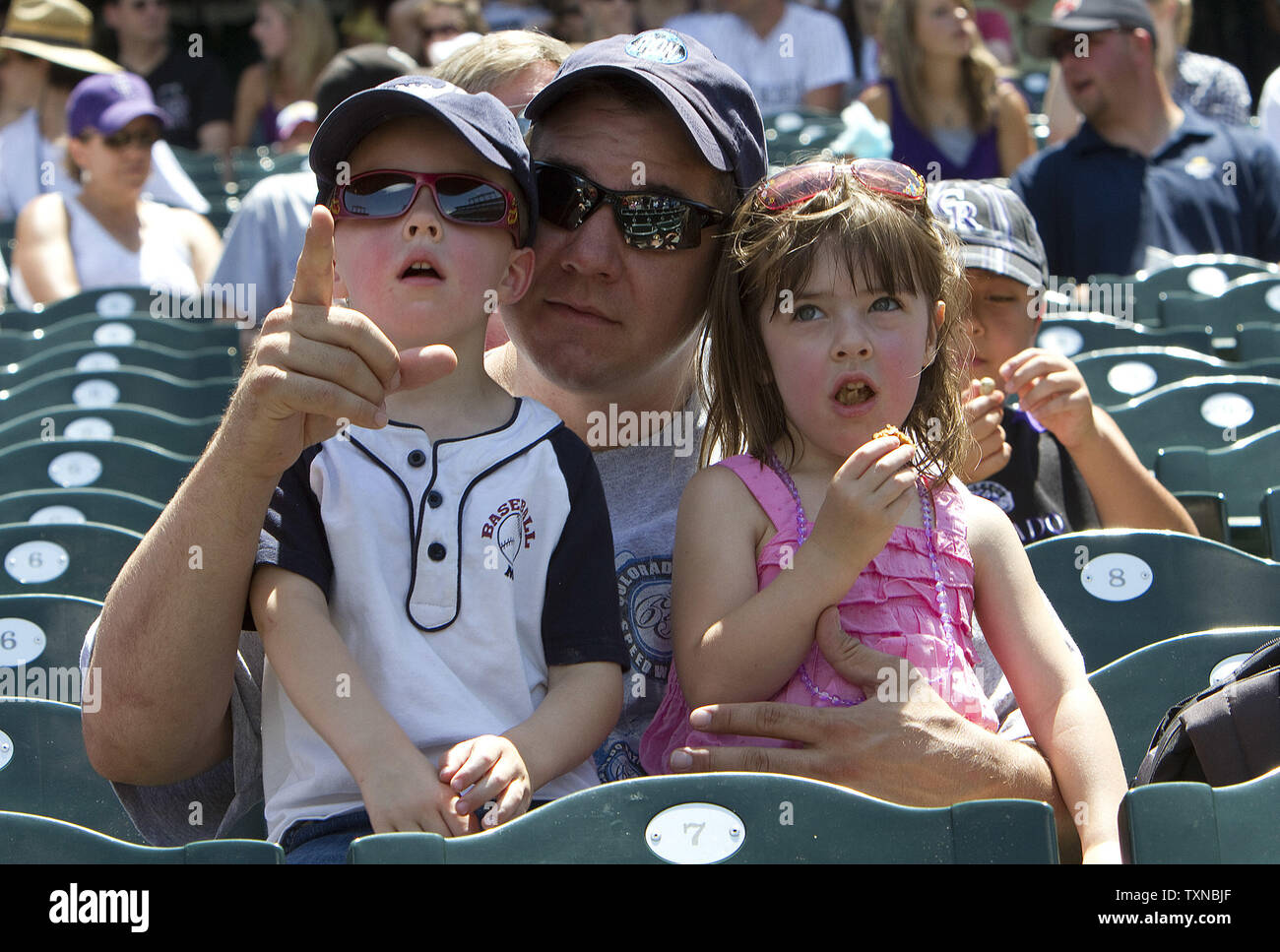 Stu Whitesell gode la Festa del Papà con i suoi due bambini Hayden,3, e Madison, 3, come il Colorado Rockies ospitano il Milwaukee Brewers a Coors Field su Giugno 20, 2010 a Denver. UPI/Gary Caskey C. Foto Stock