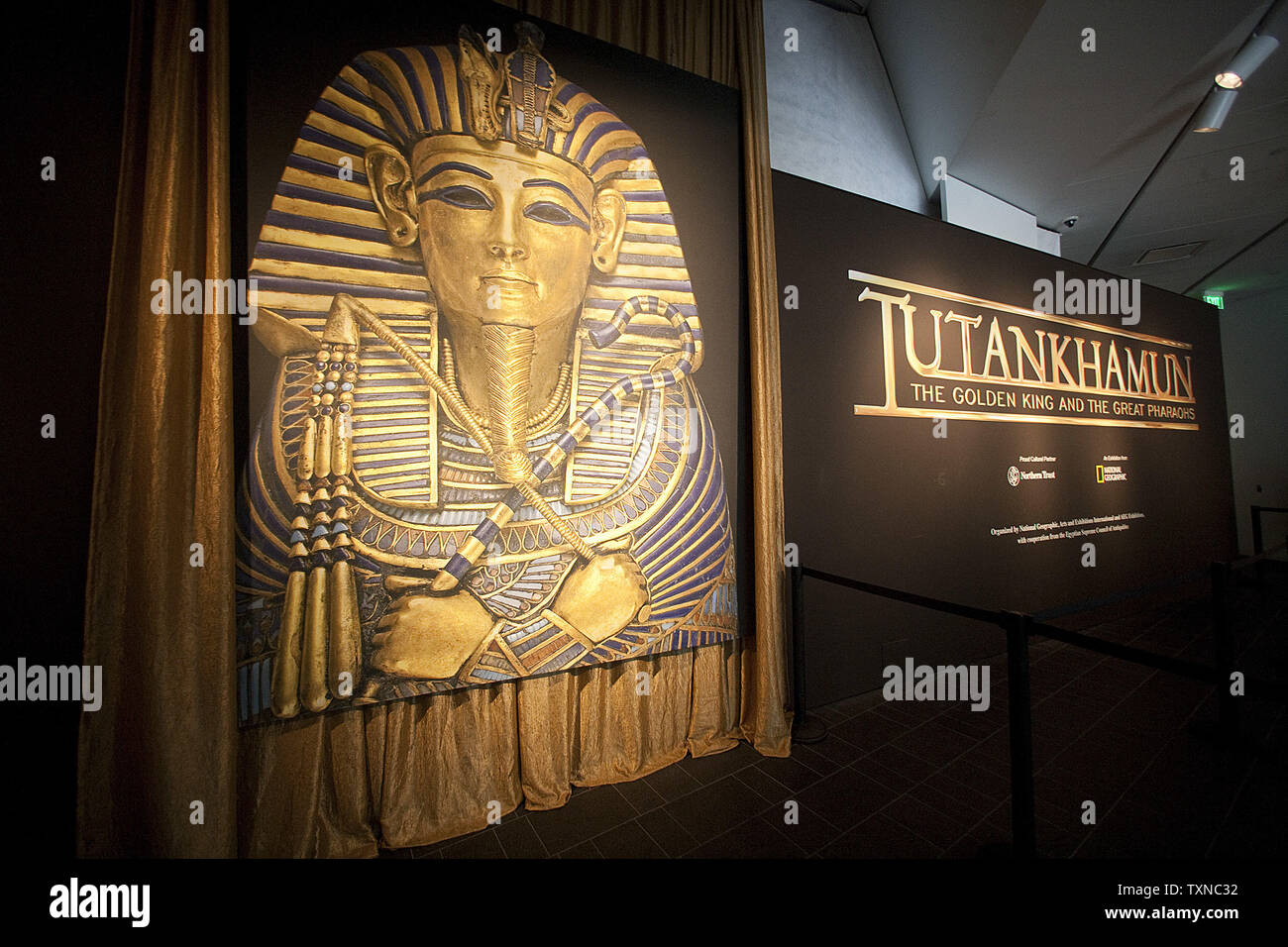 Digital Signage attende i visitatori all'entrata del Re Tut mostra itinerante per la presentazione di oltre 100 artefatti da King Tut la tomba e altri siti spanning duemila anni di pharaohats' regola al Denver Art Museum di Denver Luglio 23, 2010. Il Tutankhamon mostra sarà sul display attraverso il 9 gennaio 2011. UPI/Gary Caskey C. Foto Stock