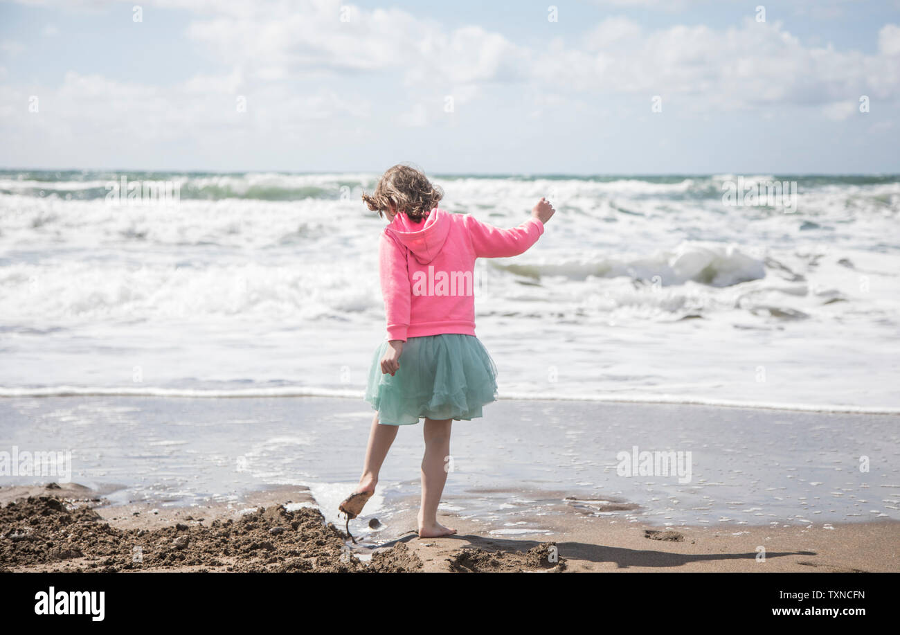 Ragazza esplorare beach Foto Stock