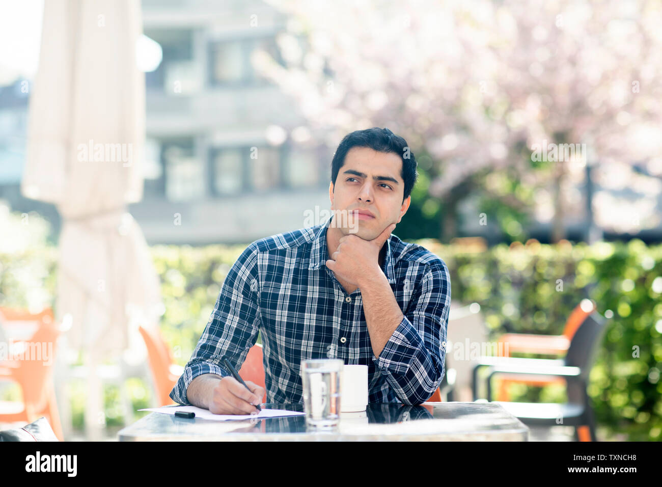 Giovane uomo nel profondo pensiero presso il cafe Foto Stock