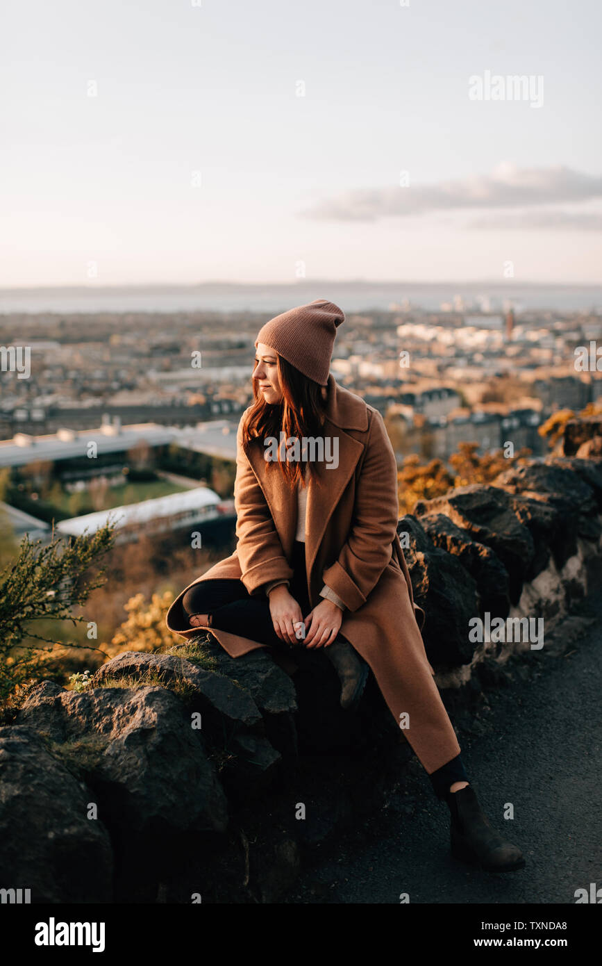 La donna gode di vista da Calton Hill, Edimburgo, Scozia Foto Stock