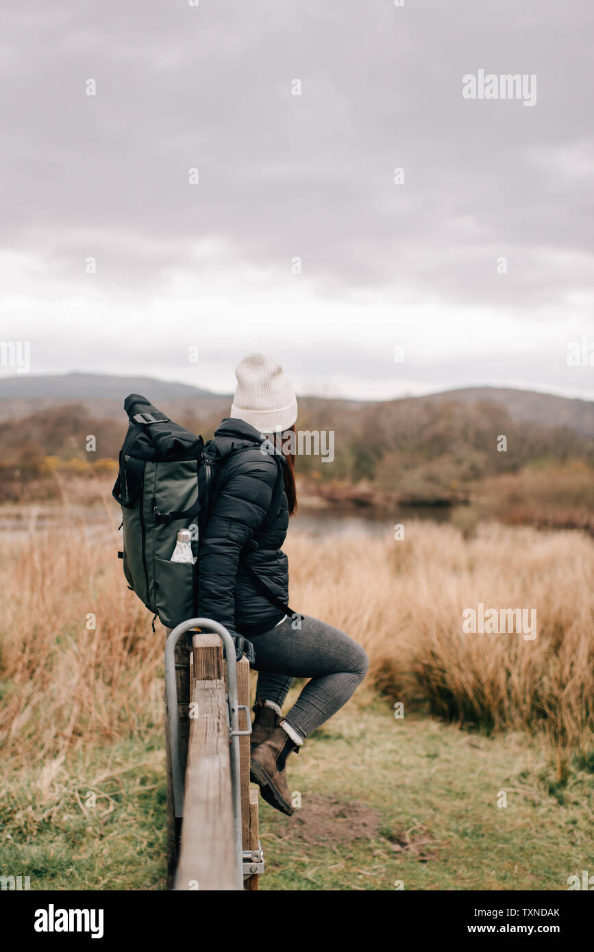 Trekker seduti sulla riga da Loch Lomond, Trossachs National Park, Canada Foto Stock