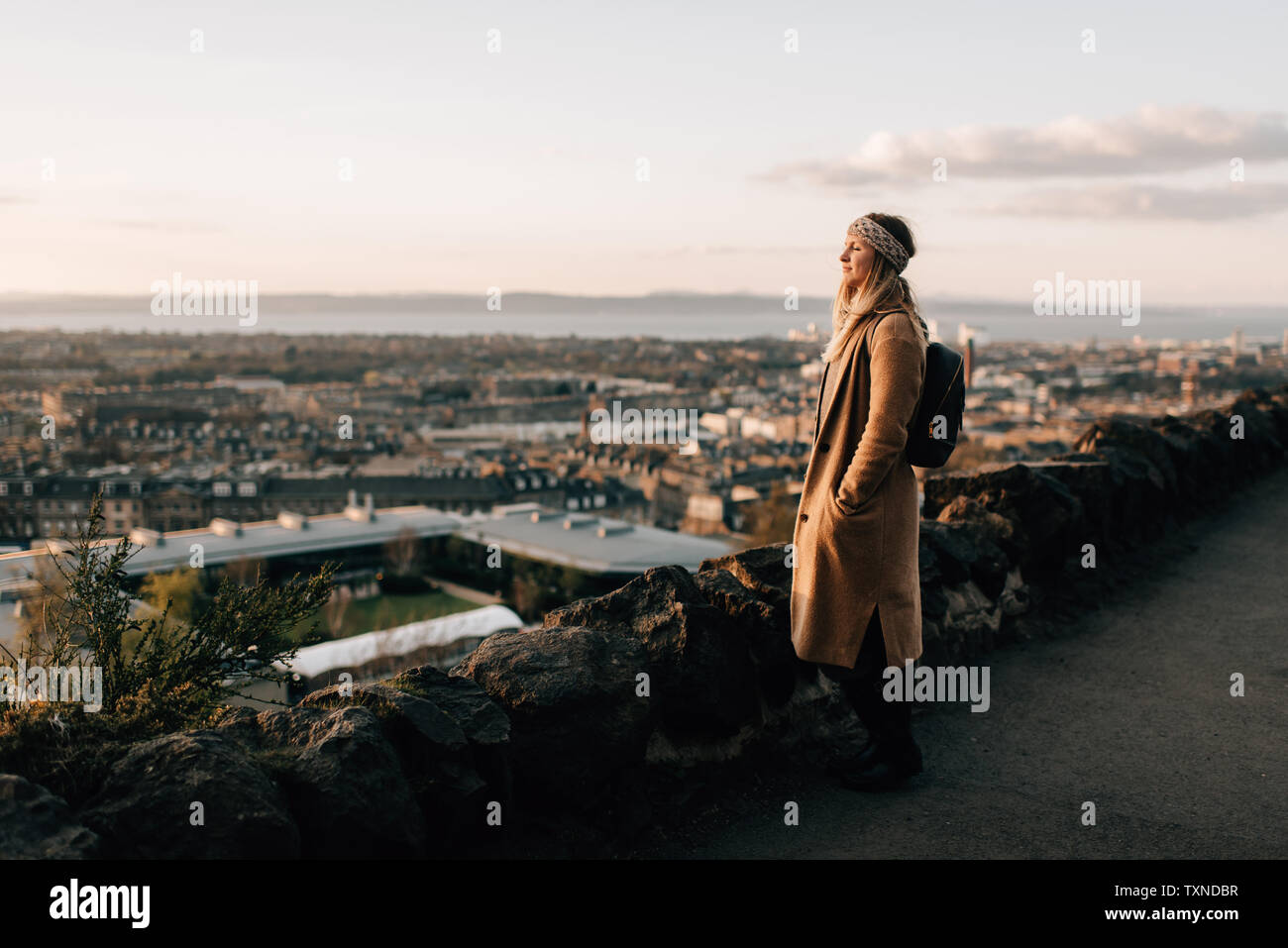La donna gode di vista da Calton Hill, Edimburgo, Scozia Foto Stock