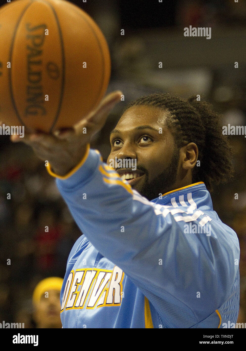 Denver Nuggets Nene si riscalda al Pepsi Center di Denver su Novembre 11, 2010. I Lakers cercare di rimanere imbattuto. UPI/Gary Caskey C. Foto Stock