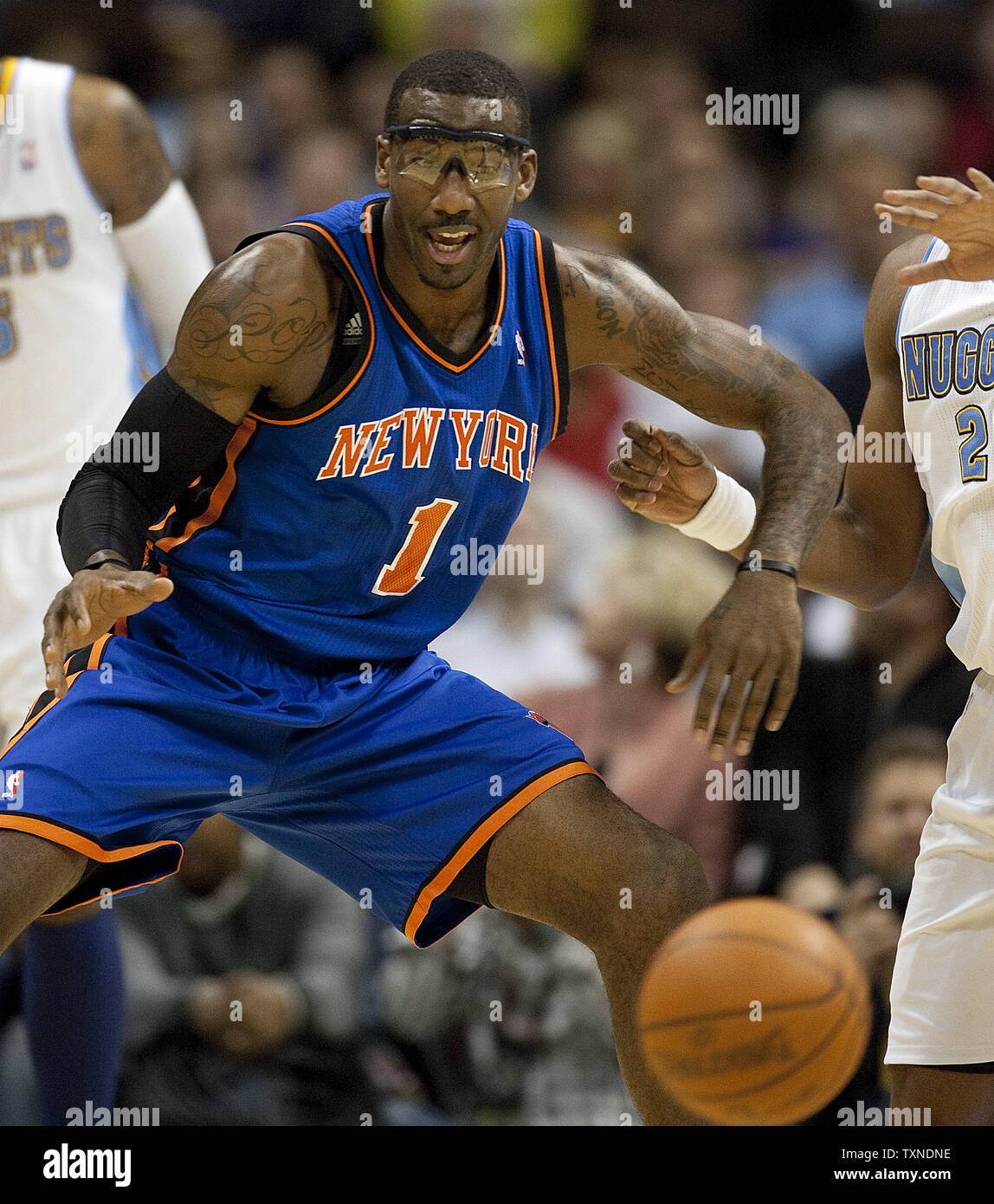 New York Knicks avanti Amare Stoudemire orologi erranti slittamento passa da lui contro il Denver Nuggets durante il primo trimestre presso il Pepsi Center di Denver e il 16 novembre 2010. UPI/Gary Caskey C. Foto Stock