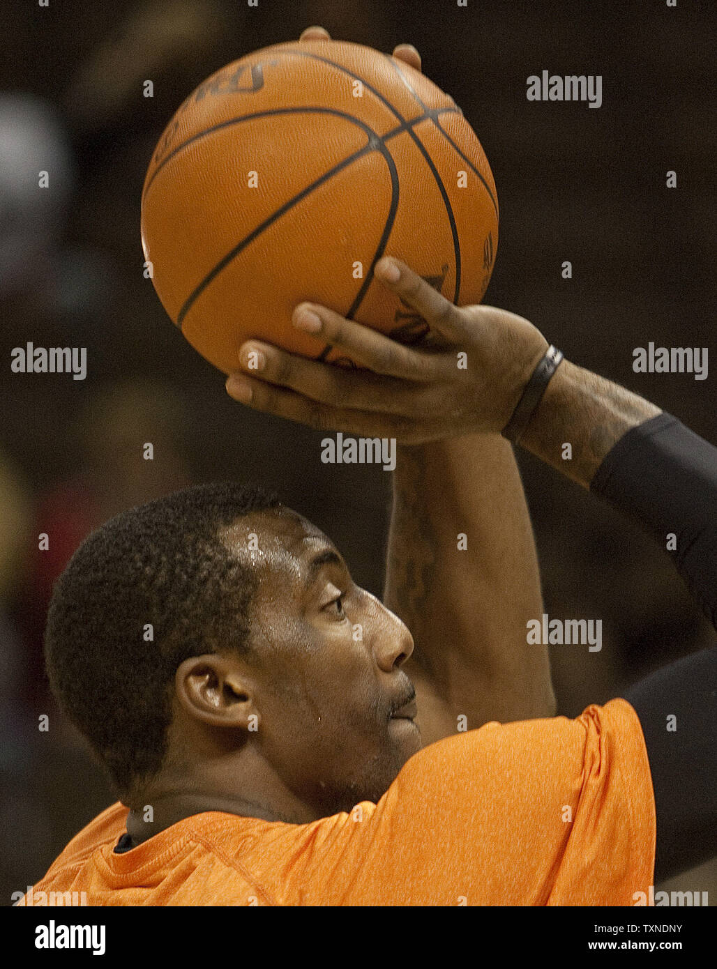 New York Knicks avanti Amare Stoudemire si riscalda al Pepsi Center di Denver il 16 novembre 2010. UPI/Gary Caskey C. Foto Stock