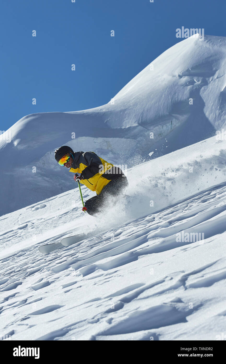 Sciatore spostamento verso il basso di pendii, Saas fee, Vallese, Svizzera Foto Stock