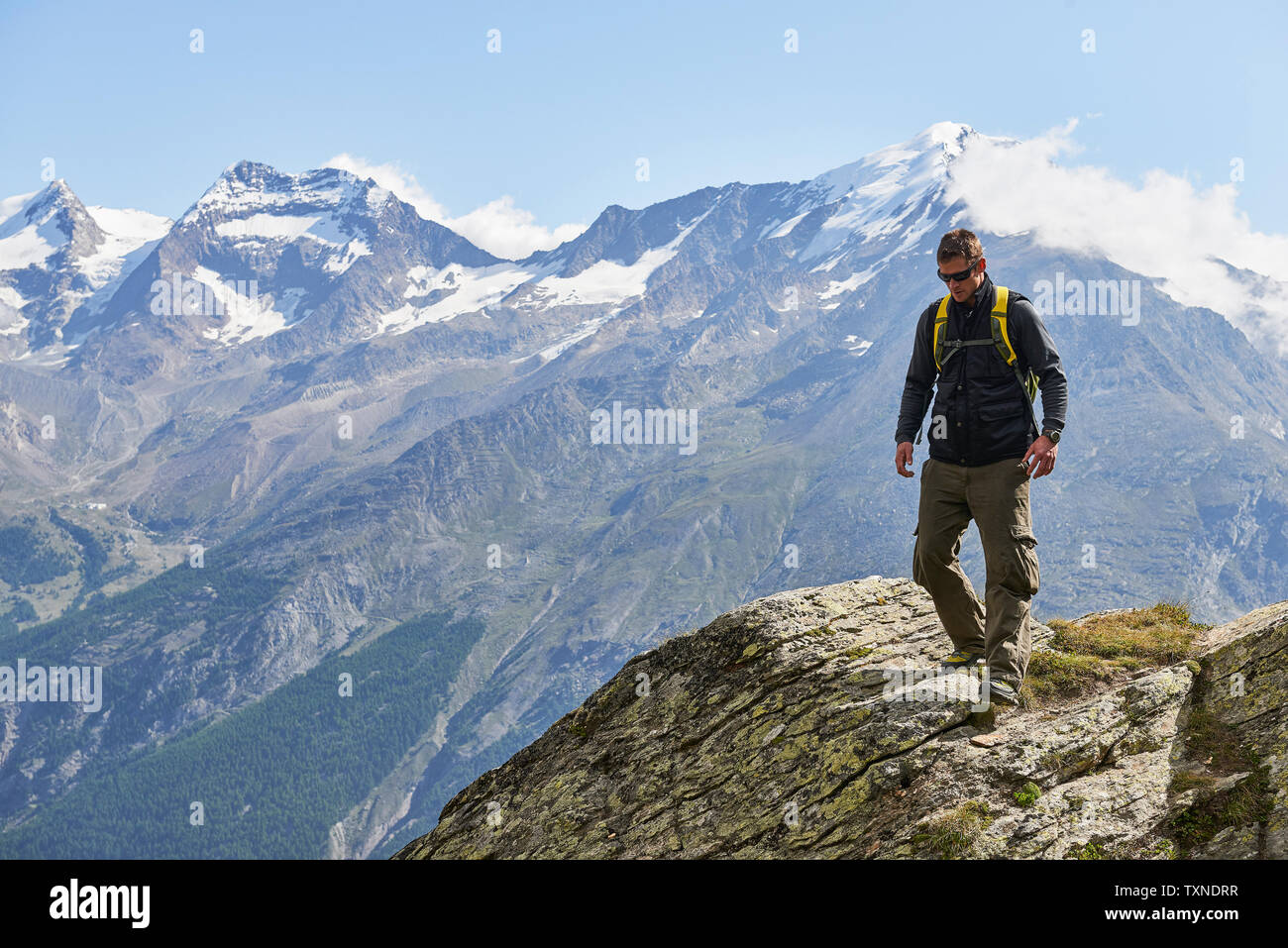 Escursionista godendo a piedi, Saas fee, Vallese, Svizzera Foto Stock