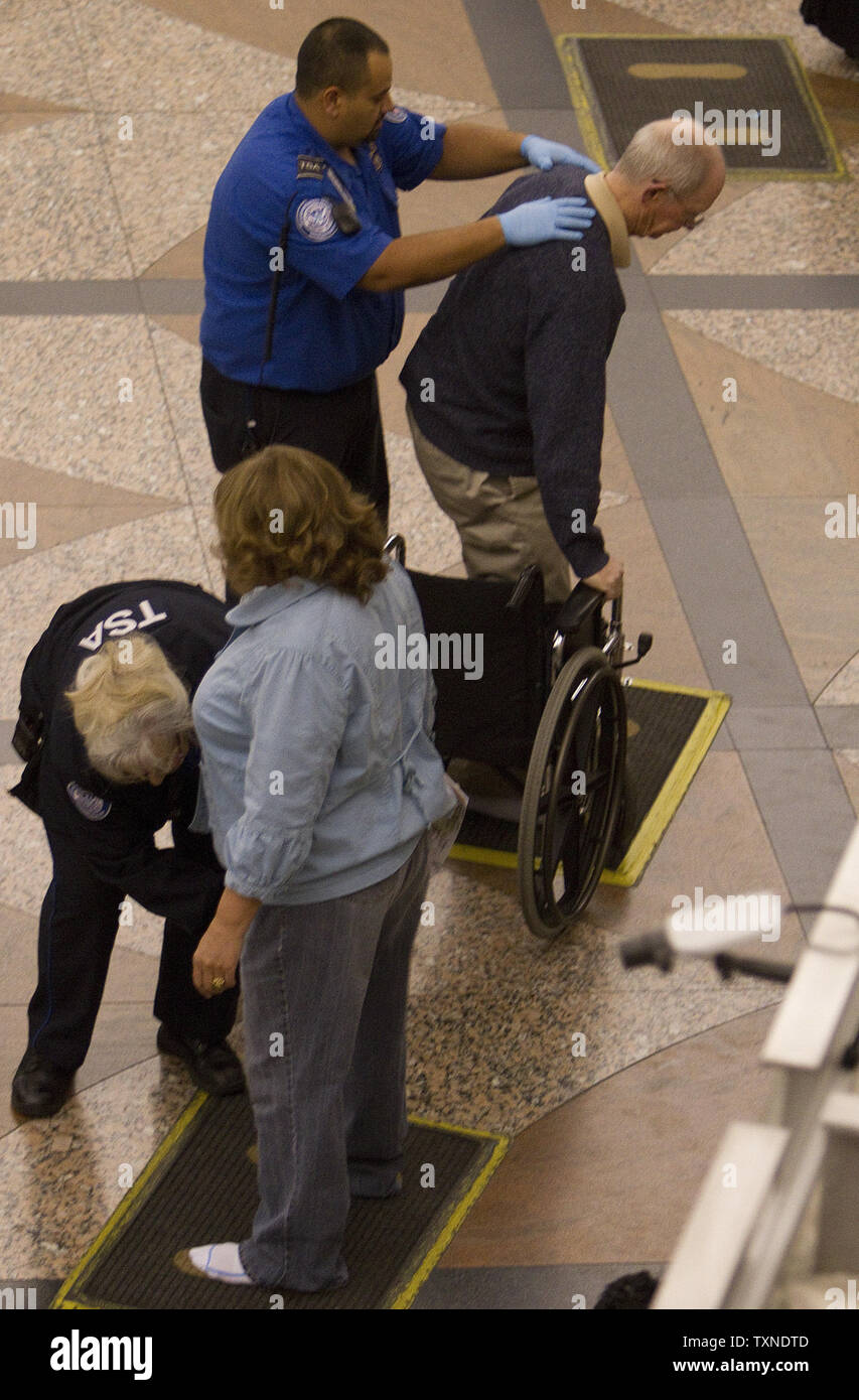 Transportation Security Administration (TSA) agenti perforn pat giù le ricerche dei passeggeri in arrivo per i voli presso l'Aeroporto Internazionale di Denver di meno di una settimana di distanza dalla festa del Ringraziamento a Novembre 19, 2010 a Denver. UPI/Gary Caskey C. Foto Stock