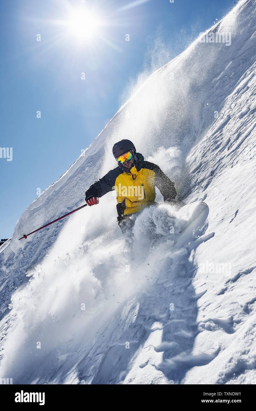 Sciatore spostamento verso il basso di pendii, Saas fee, Vallese, Svizzera Foto Stock