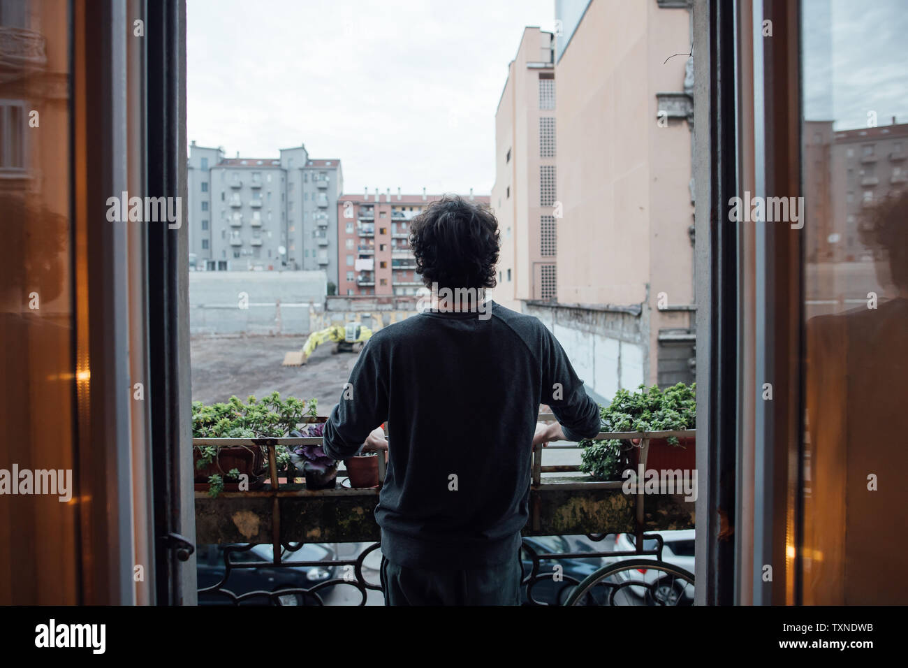 Uomo di pensiero profondo sul balcone Foto Stock