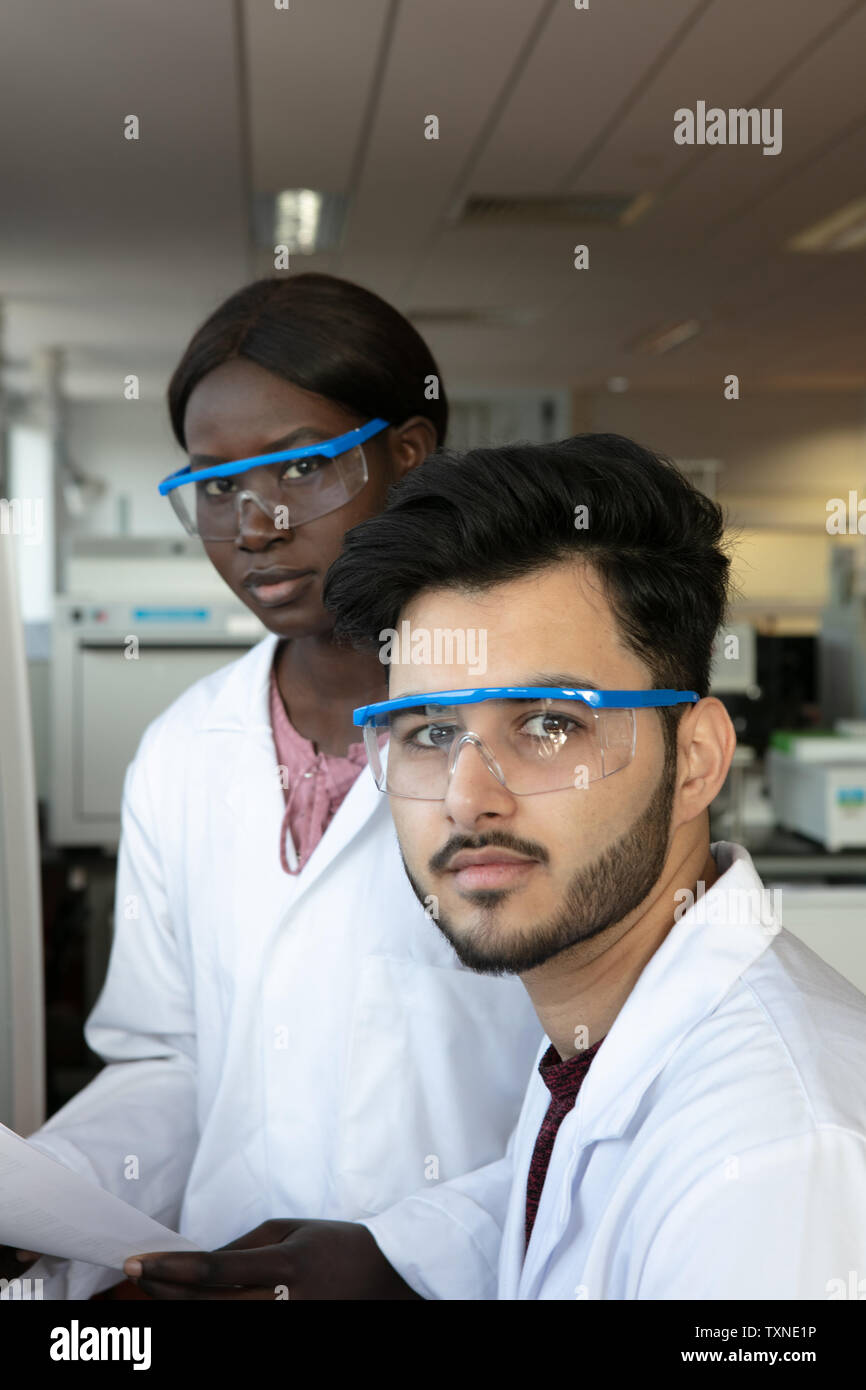 I giovani di sesso maschile e femminile gli scienziati in laboratorio, ritratto Foto Stock