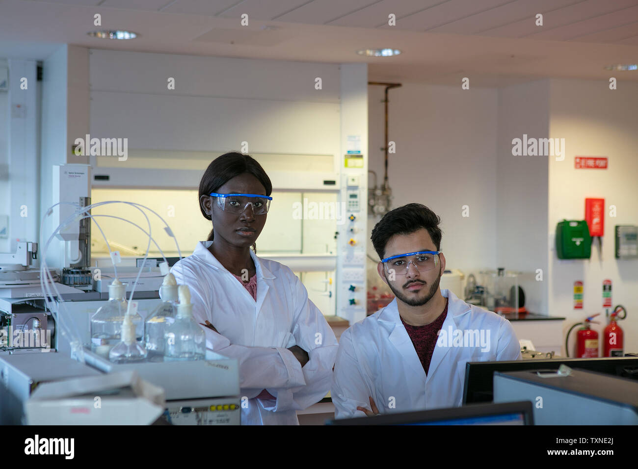 Giovane maschio e femmina gli scienziati in laboratorio, ritratto Foto Stock
