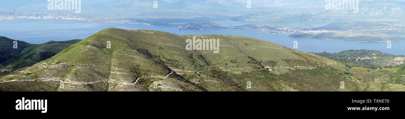Panorama delle montagne a oriente coadst isola di Corfù in Grecia Foto Stock