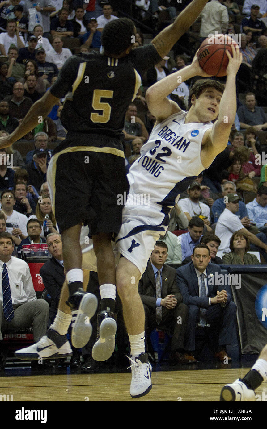 La Brigham Young guard Jimmer Fredette cerca un colpo contro Wofford Jamar diggs nel secocnd metà durante il NCAA secondo turno regionale sud-est presso il Pepsi Center di Denver e il 17 marzo 2011. UPI/Gary Caskey C. Foto Stock