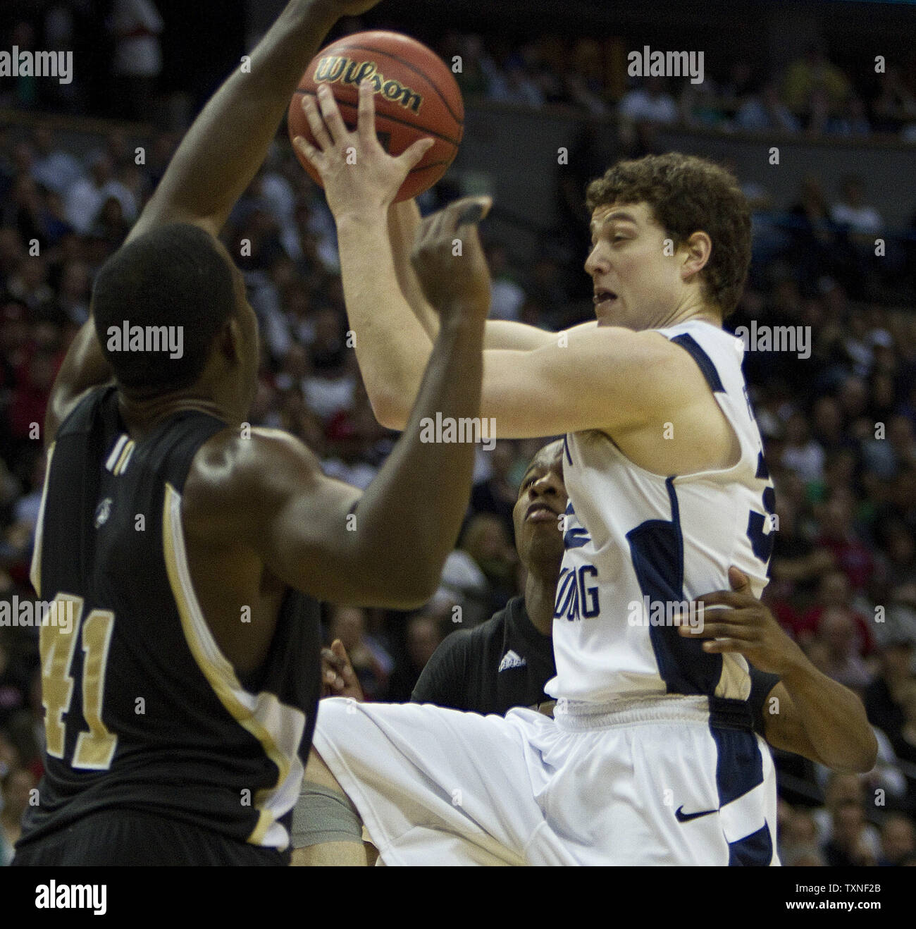 La Brigham Young guard Jimmer Fredette cerca un colpo contro Wofford Jamar diggs nel secocnd metà durante il NCAA secondo turno regionale sud-est presso il Pepsi Center di Denver e il 17 marzo 2011. UPI/Gary Caskey C. Foto Stock