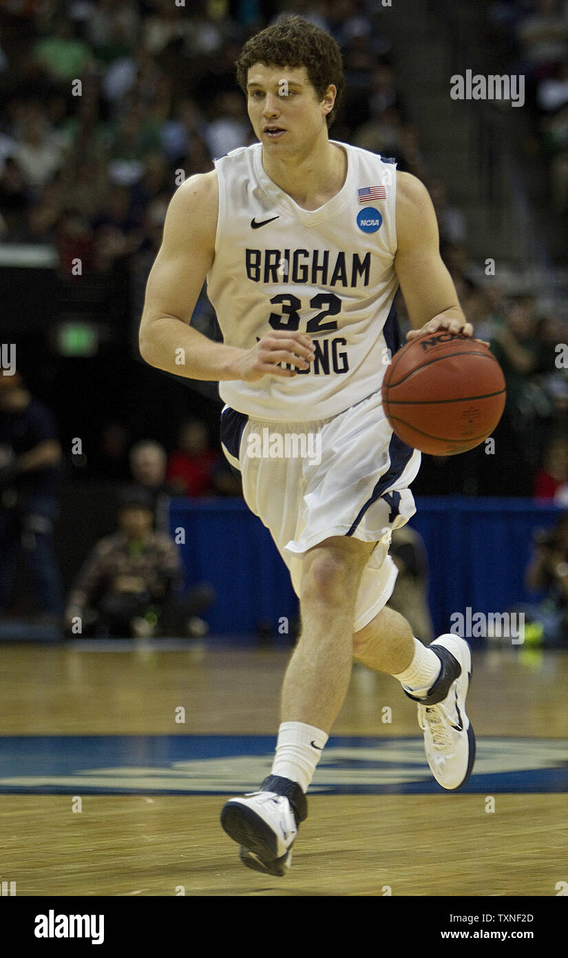 La Brigham Young guard Jimmer Fredette cerca un colpo contro Wofford Jamar diggs nel secocnd metà durante il NCAA secondo turno regionale sud-est presso il Pepsi Center di Denver e il 17 marzo 2011. UPI/Gary Caskey C. Foto Stock