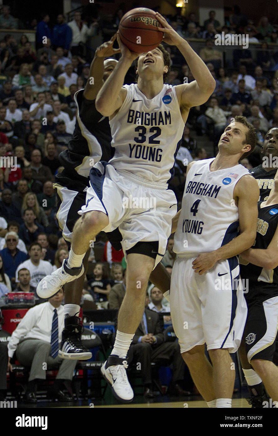 La Brigham Young guard Jimmer Fredette cerca un colpo contro Wofford Jamar diggs nel secocnd metà durante il NCAA secondo turno regionale sud-est presso il Pepsi Center di Denver e il 17 marzo 2011. UPI/Gary Caskey C. Foto Stock