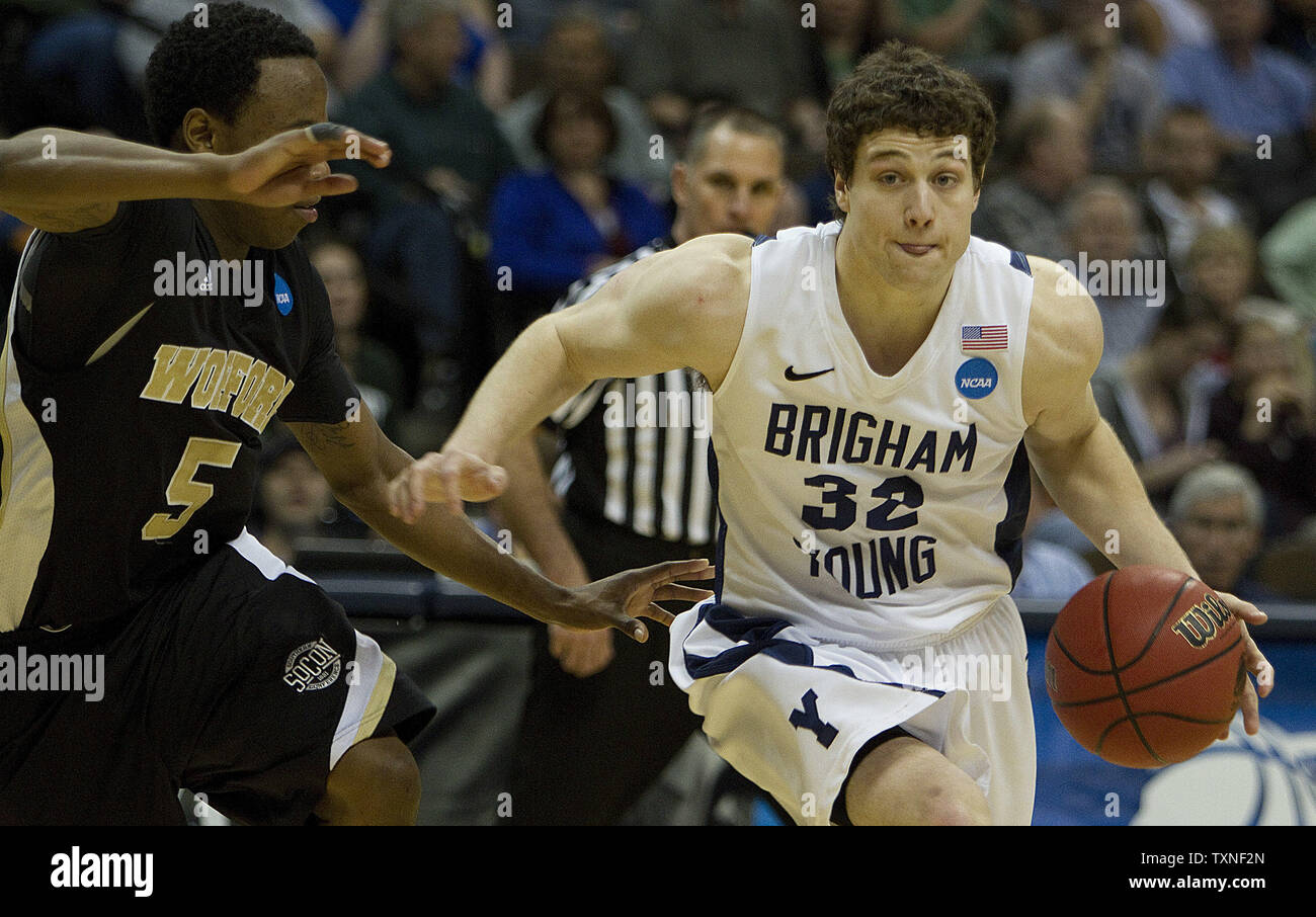 La Brigham Young guard Jimmer Fredette (32) guarda per un colpo contro Wofford Jamar diggs nel secocnd metà durante il NCAA secondo turno regionale sud-est presso il Pepsi Center di Denver e il 17 marzo 2011. UPI/Gary Caskey C. Foto Stock