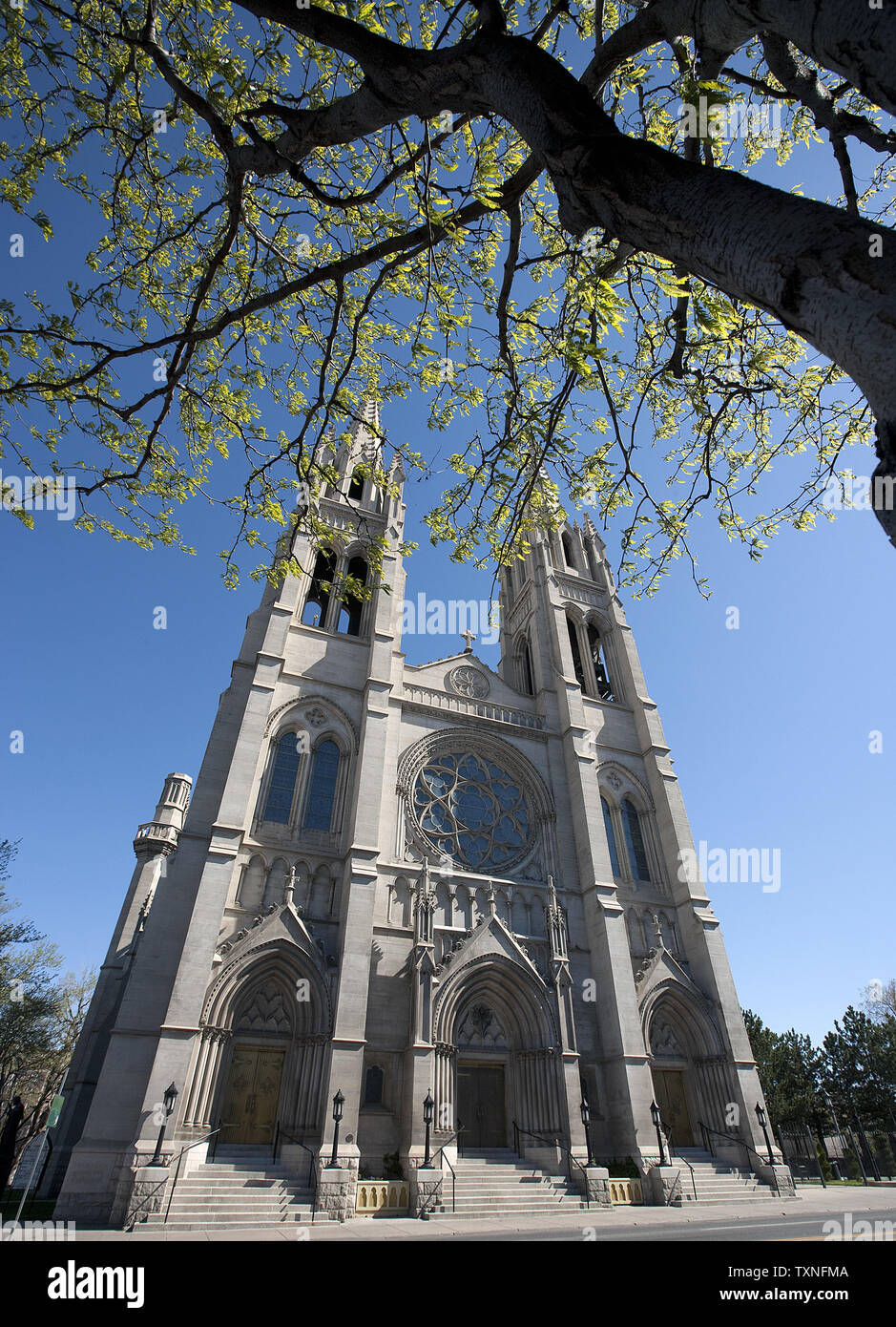 La Cattedrale dell Immacolata Concezione è iniziato come una piccola francese chiesa di mattoni ma ora si erge come un sedile 1500 chiesa a Denver il 30 aprile 2011. Papa Giovanni Paolo II che si tiene la santa messa presso la chiesa durante la Giornata Mondiale della Gioventù nel 1993. UPI/Gary Caskey C. Foto Stock
