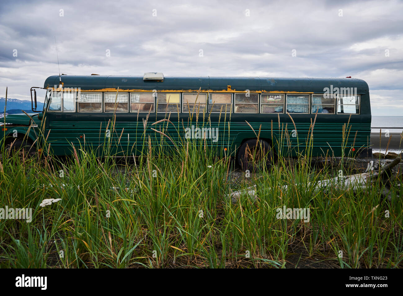 Mobile home autobus parcheggiato da spiaggia, Omero, Alaska, Stati Uniti Foto Stock