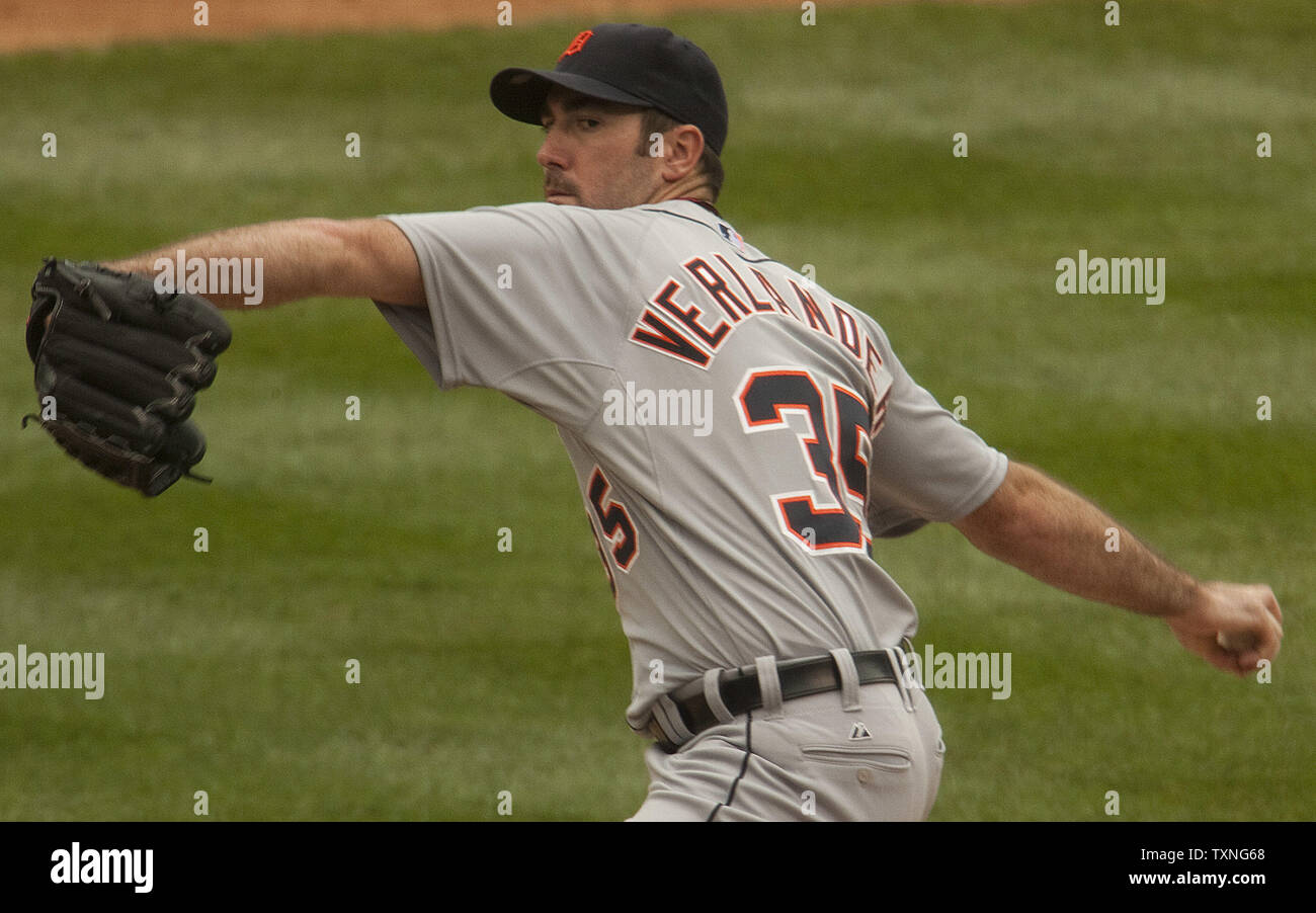 Detroit Tigers lanciatore Justin Verlander getta contro il Colorado Rockies nel quarto inning della loro inter-league a Coors Field a Denver dal 15 giugno 2011. UPI/Gary Caskey C. Foto Stock