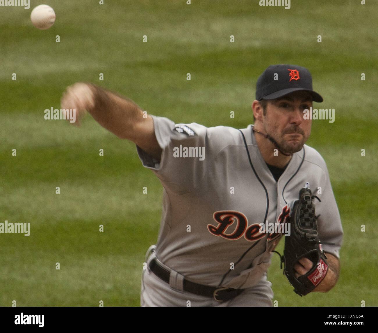 Detroit Tigers lanciatore Justin Verlander getta contro il Colorado Rockies nel quarto inning della loro inter-league a Coors Field a Denver dal 15 giugno 2011. UPI/Gary Caskey C. Foto Stock