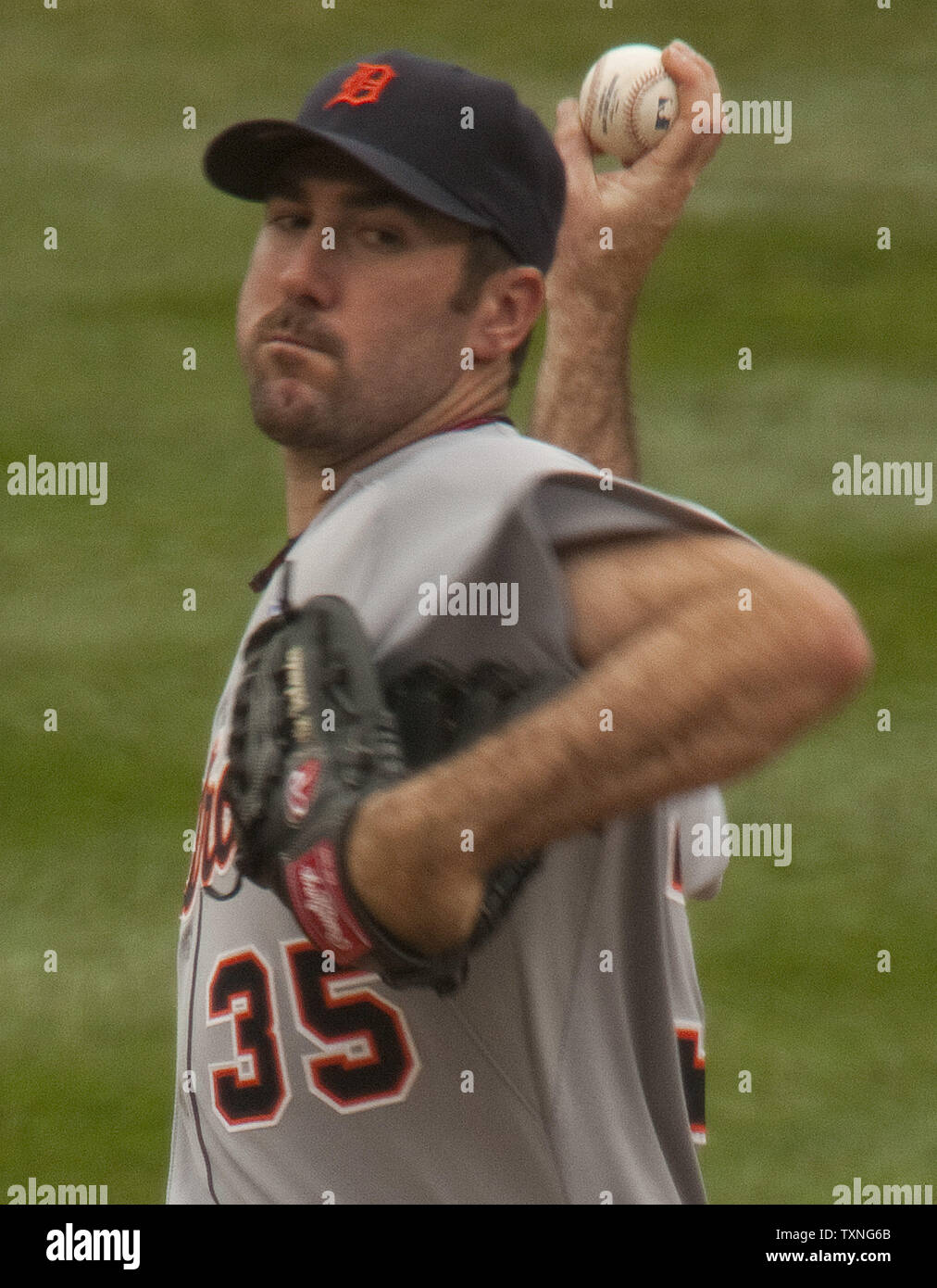 Detroit Tigers lanciatore Justin Verlander getta contro il Colorado Rockies nel quarto inning della loro inter-league a Coors Field a Denver dal 15 giugno 2011. UPI/Gary Caskey C. Foto Stock