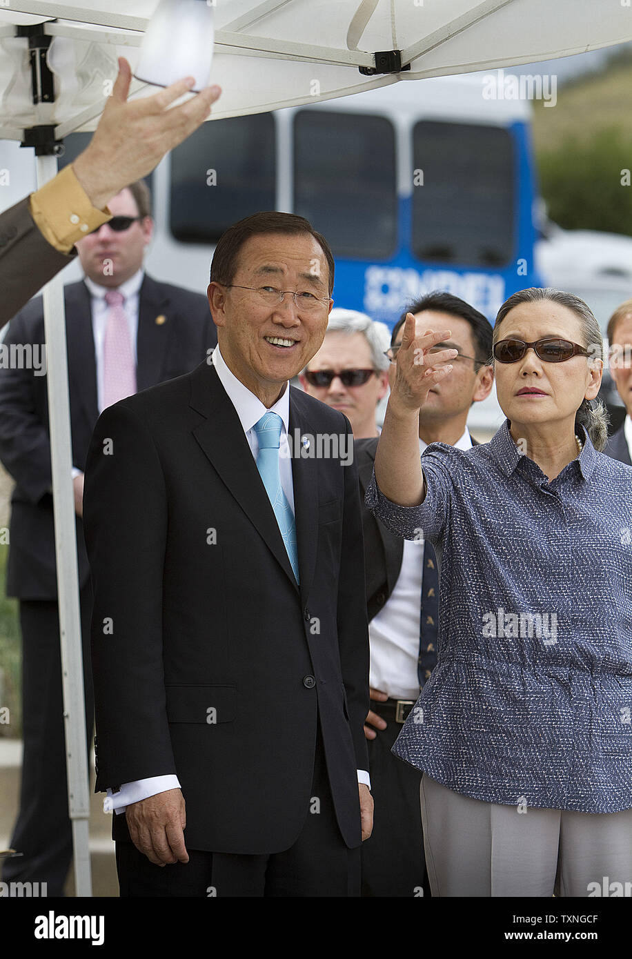 Segretario Generale delle Nazioni Unite Ban Ki-moon (C) e sua moglie presto Yoo-taek sono trattate per una visualizzazione di un gruppo di lavoro di luce solare durante una visita alla nazionale di energia rinnovabile Labs (NREL) il 24 agosto 2011 a Golden, Colorado UPI/Gary Caskey C. Foto Stock