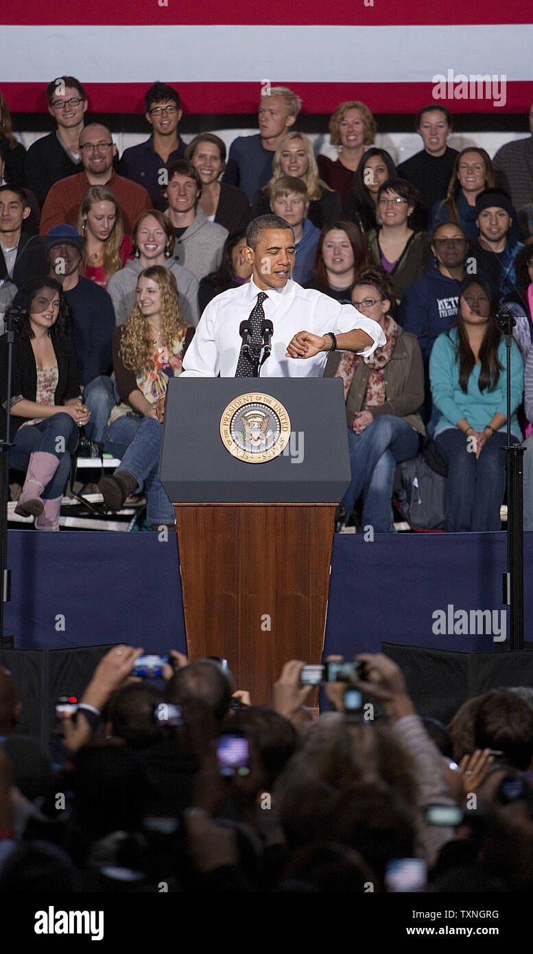 Il presidente Barack Obama guarda il suo orologio commentando che la tempesta di neve era un po' presto per la zona di Denver al Tivoli Centro eventi del campus Aurarian a Denver il 26 ottobre 2011. Il Presidente Obama ha parlato di alleviare il carico di rimborsare prestiti per studenti per gli studenti e i docenti presso il downtown college campus. UPI/Gary Caskey C. Foto Stock