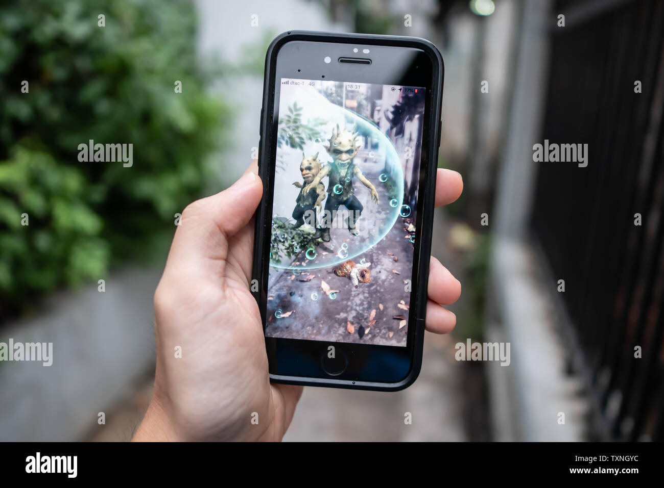 Bangkok, Tailandia - 23 Giugno 2019 : iPhone 7 che mostra il suo schermo con Harry Potter Wizards Unite l'applicazione. Foto Stock