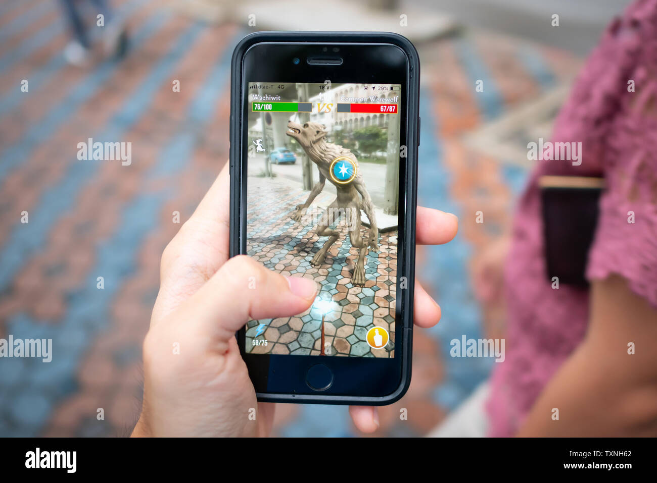 Bangkok, Tailandia - 23 Giugno 2019 : iPhone 7 che mostra il suo schermo con Harry Potter Wizards Unite l'applicazione. Foto Stock