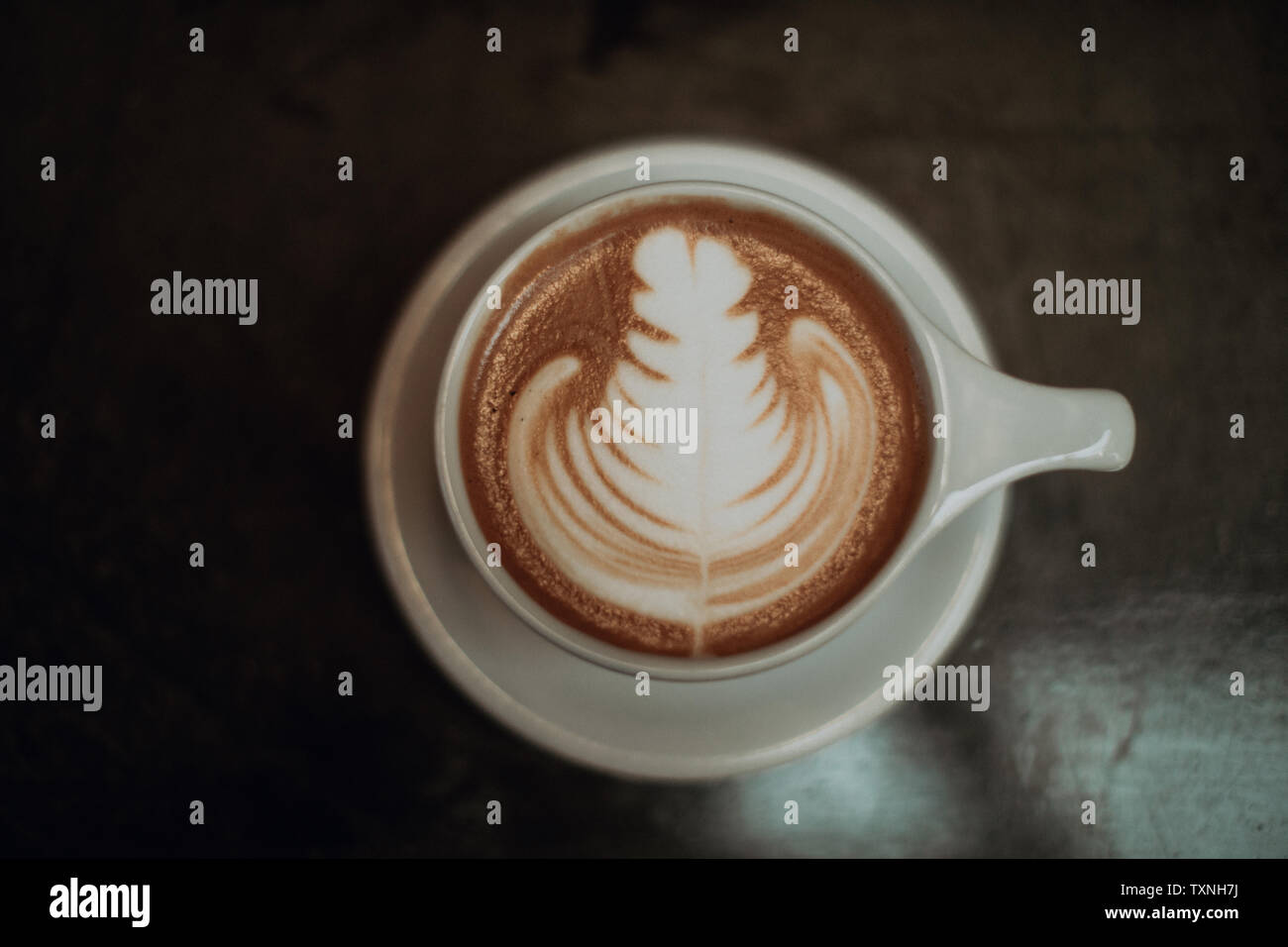 Tazza di moka e rabboccato con pattern sul tavolo del bar, chiave di basso vista aerea Foto Stock