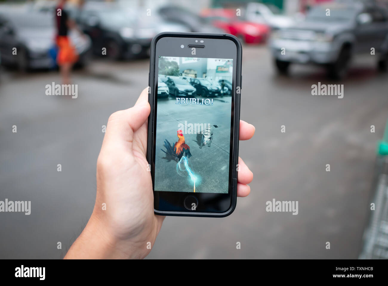 Bangkok, Tailandia - 23 Giugno 2019 : iPhone 7 che mostra il suo schermo con Harry Potter Wizards Unite l'applicazione. Foto Stock