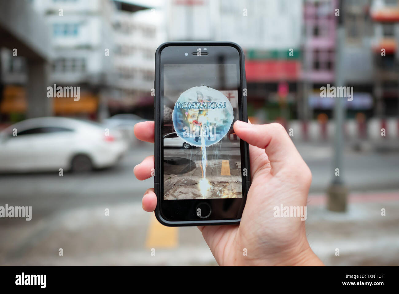 Bangkok, Tailandia - 23 Giugno 2019 : iPhone 7 che mostra il suo schermo con Harry Potter Wizards Unite l'applicazione. Foto Stock