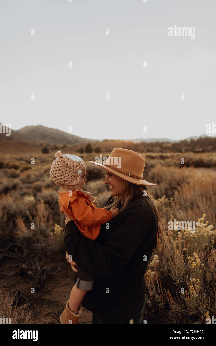 La madre e il bambino ragazza di incollaggio, Kennedy Prati, California, US Foto Stock