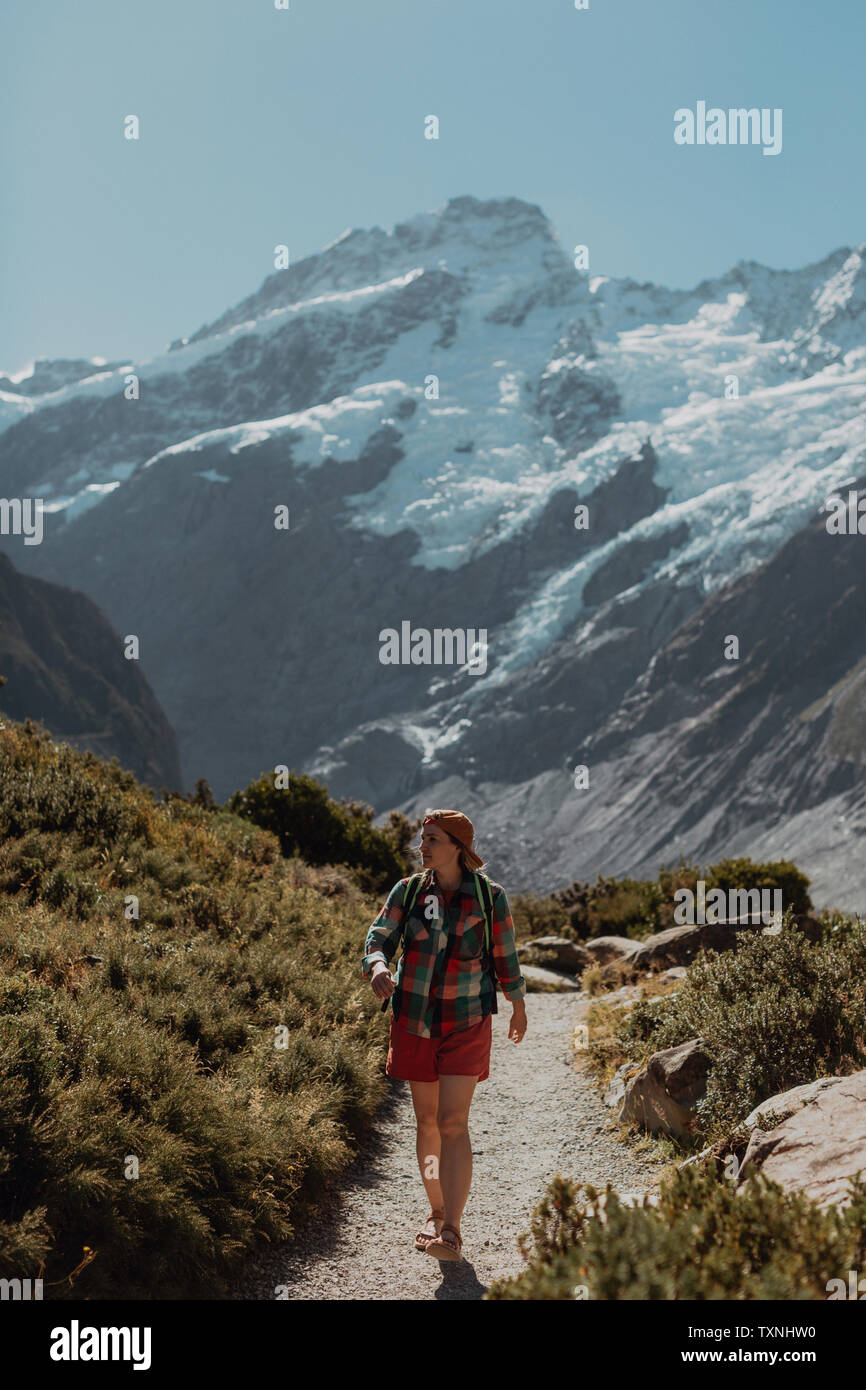 Escursionista esplorare deserto, Wanaka, Taranaki, Nuova Zelanda Foto Stock