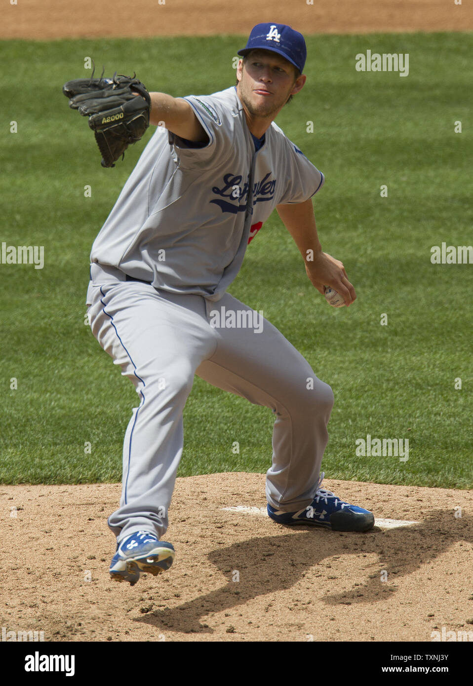 Los Angeles Dodgers brocca Clayton Kershaw getta contro il Colorado Rockies al Coors Field il 2 maggio 2012 a Denver. Il Dodgers sono legati per il miglior record nella Major con Texas a 17-7. UPI/Gary Caskey C. Foto Stock