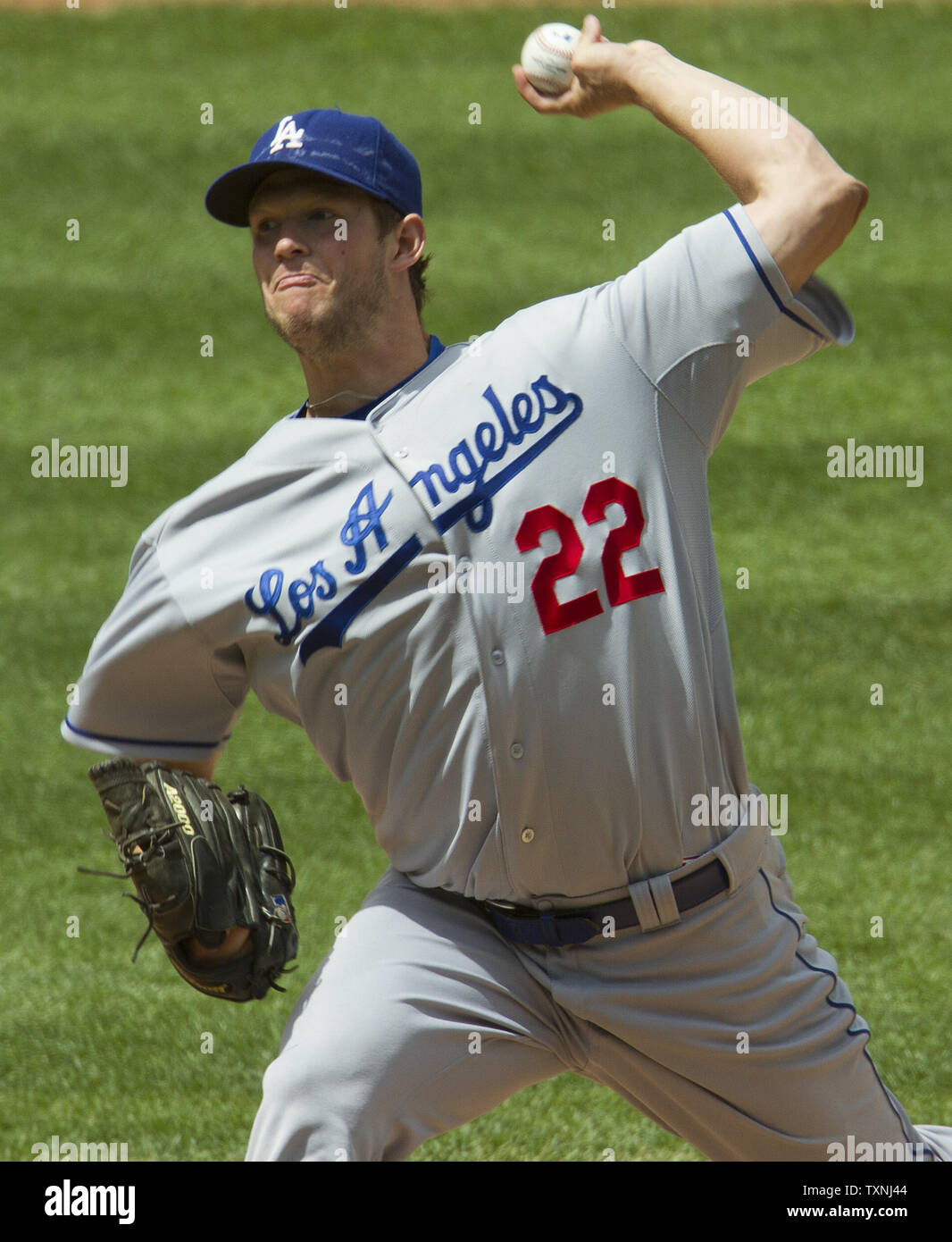 Los Angeles Dodgers brocca Clayton Kershaw getta contro il Colorado Rockies durante il terzo inning a Coors Field il 2 maggio 2012 a Denver. Il Dodgers sono legati per il miglior record nella Major con Texas a 17-7. UPI/Gary Caskey C. Foto Stock