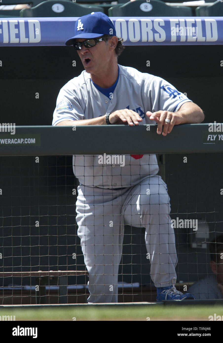 Los Angeles Dodgers manager Don Mattingly reagisce in sciopero chiamata fuori contro il secondo baseman Mark Ellis nel primo inning a Coors Field il 2 maggio 2012 a Denver. Il Dodgers sono legati per il miglior record nella Major con Texas a 17-7. UPI/Gary Caskey C. Foto Stock