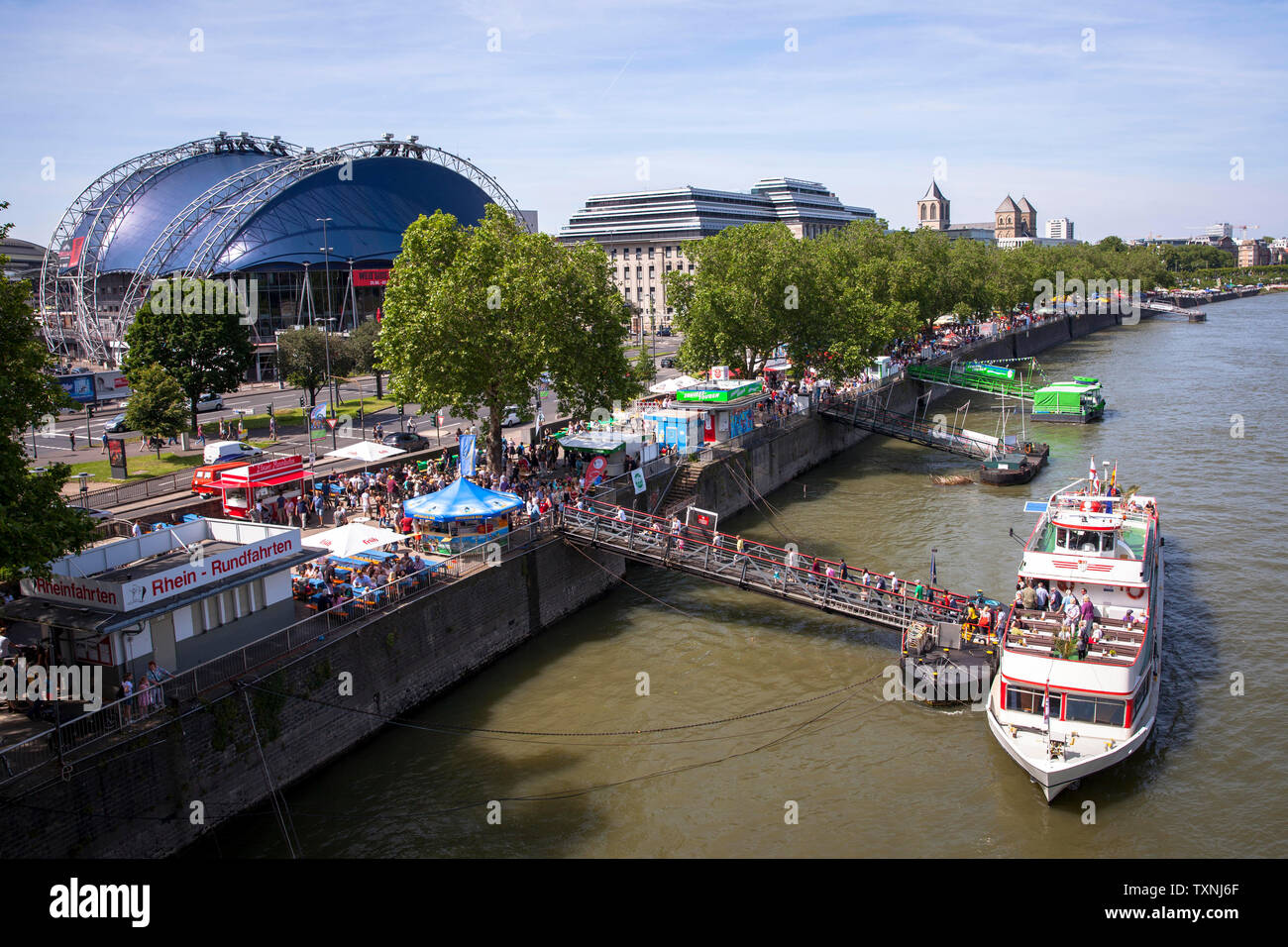 Fase di atterraggio e il Musical Dome Theater, Colonia, Germania. Schiffsanleger und das Zelttheater Musical Dome, Koeln, Deutschland. Foto Stock
