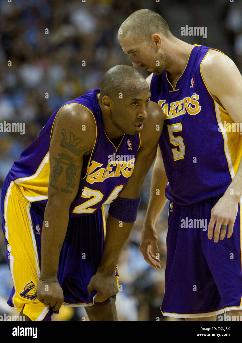 Los Angeles Lakers Steve Blake sussurra al compagno di squadra Kobe Bryant nel secondo trimestre contro il Denver Nuggets durante l'NBA Western Conference playoff primo turno gioco sei presso il Pepsi Center di Denver il 10 maggio 2012. Le Pepite battere i Lakers 113-96 anche per la serie a 3-3. UPI/Gary Caskey C. Foto Stock