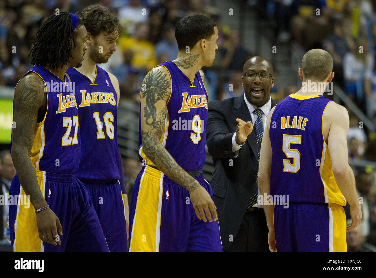 Los Angeles Lakers capo allenatore Mike Brown dà istruzioni nel secondo trimestre contro il Denver Nuggets durante l'NBA Western Conference playoff primo turno gioco sei presso il Pepsi Center di Denver il 10 maggio 2012. Le Pepite battere i Lakers 113-96 anche per la serie 3-3. UPI/Gary Caskey C. Foto Stock