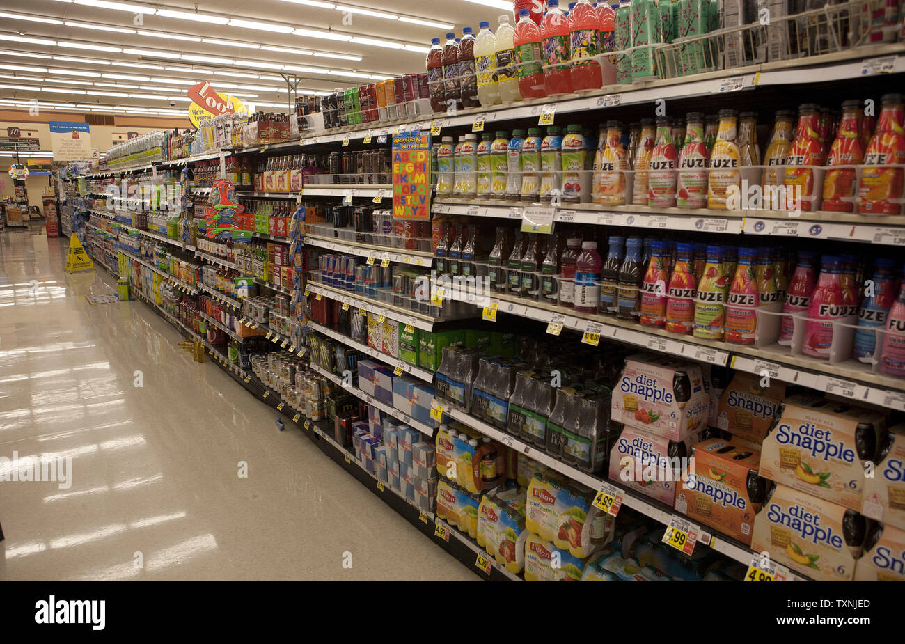 Frutta e bevande minerali line ripiani di fronte alla soda prodotti presso il King Soopers supermercato in Lakewood, Colorado il 6 giugno 2012. UPI/Gary Caskey C. Foto Stock