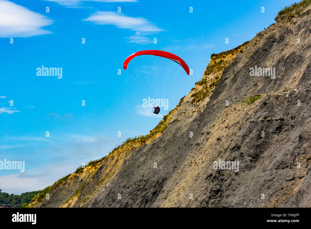 Il deltaplano in lungo la costa del Dorset. Foto Stock