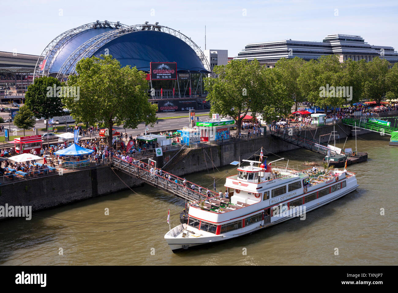 Fase di atterraggio e il Musical Dome Theater, Colonia, Germania. Schiffsanleger und das Zelttheater Musical Dome, Koeln, Deutschland. Foto Stock
